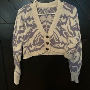ARIZONA Jean CO white and purple cropped sweater| brown buttons| size:S/S